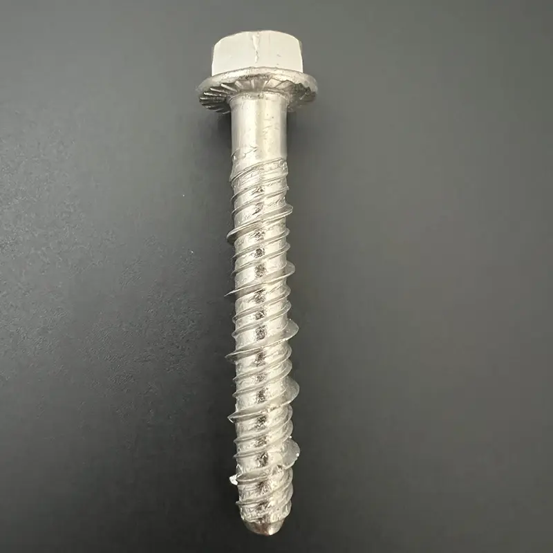 Co dělá kotvicí šroub do betonu s šestihrannou přírubou spolehlivý pro těžké konstrukce?